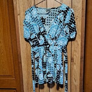 DayTrip Blue Floral Surplice Neckline Top Size Small